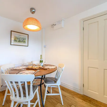 2 Orchard Leigh Austwick