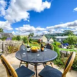 2 Orchard Leigh