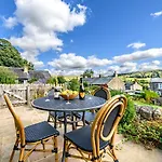 2 Orchard Leigh